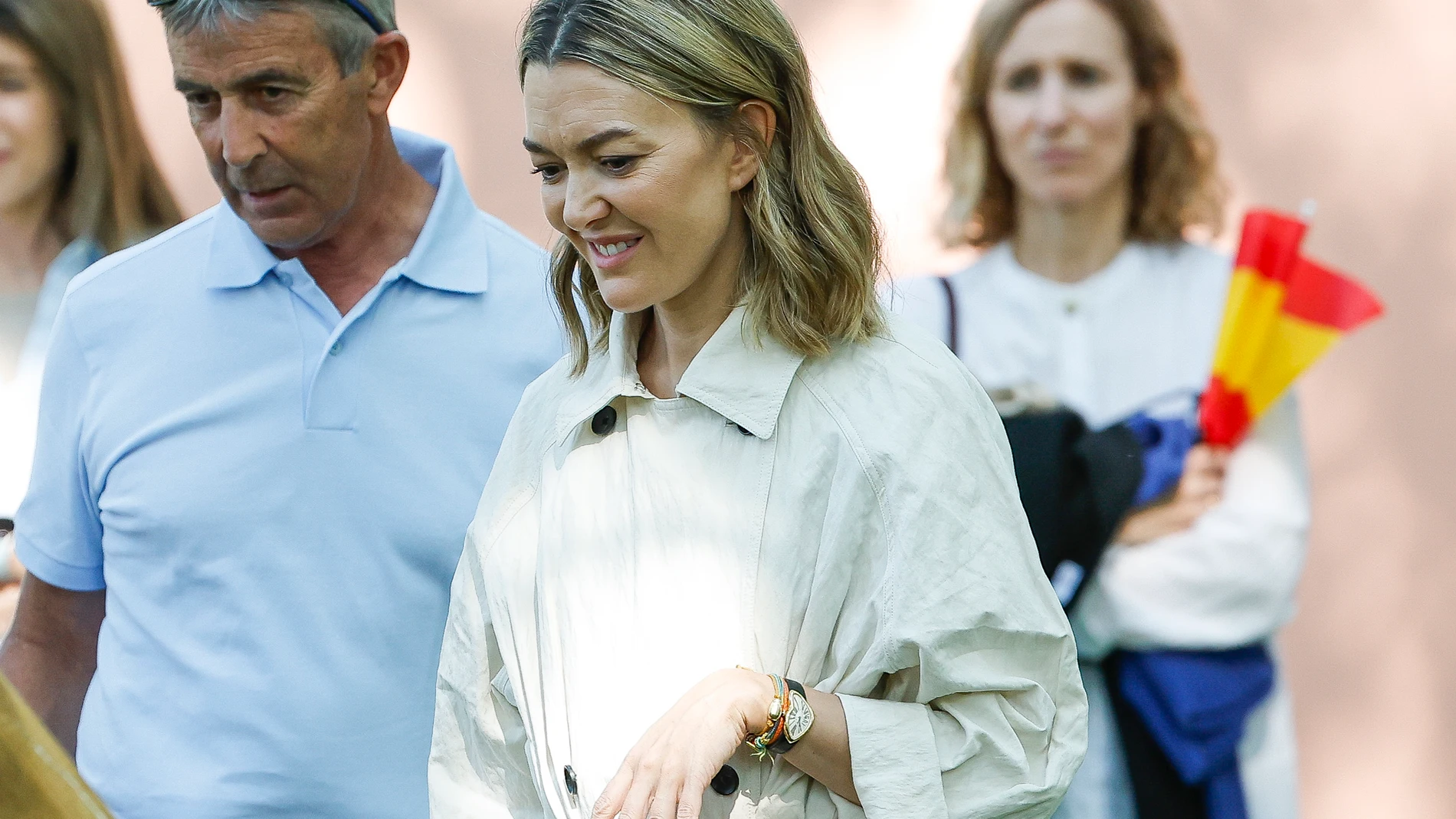Marta Ortega con gabardina perfecta para primavera.