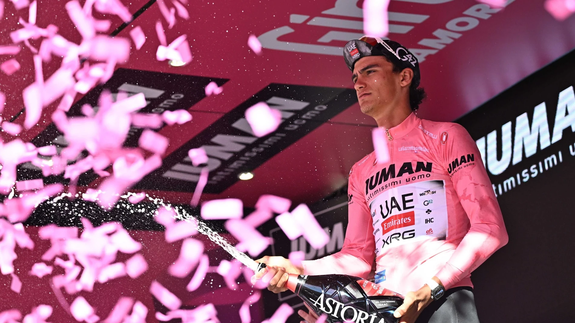 SIENA (Italy), 18/05/2025.- Mexican rider Isaac Del Toro Romero of UAE Team Emirates XRG, wearing the overall leader's pink jersey, celebrates on the podium after the 9th stage of the 108 Giro d'Italia 2025, cycling race over 181 km from Gubbio to Siena, Italy, 18 May 2025. (Ciclismo, Italia) EFE/EPA/LUCA ZENNARO