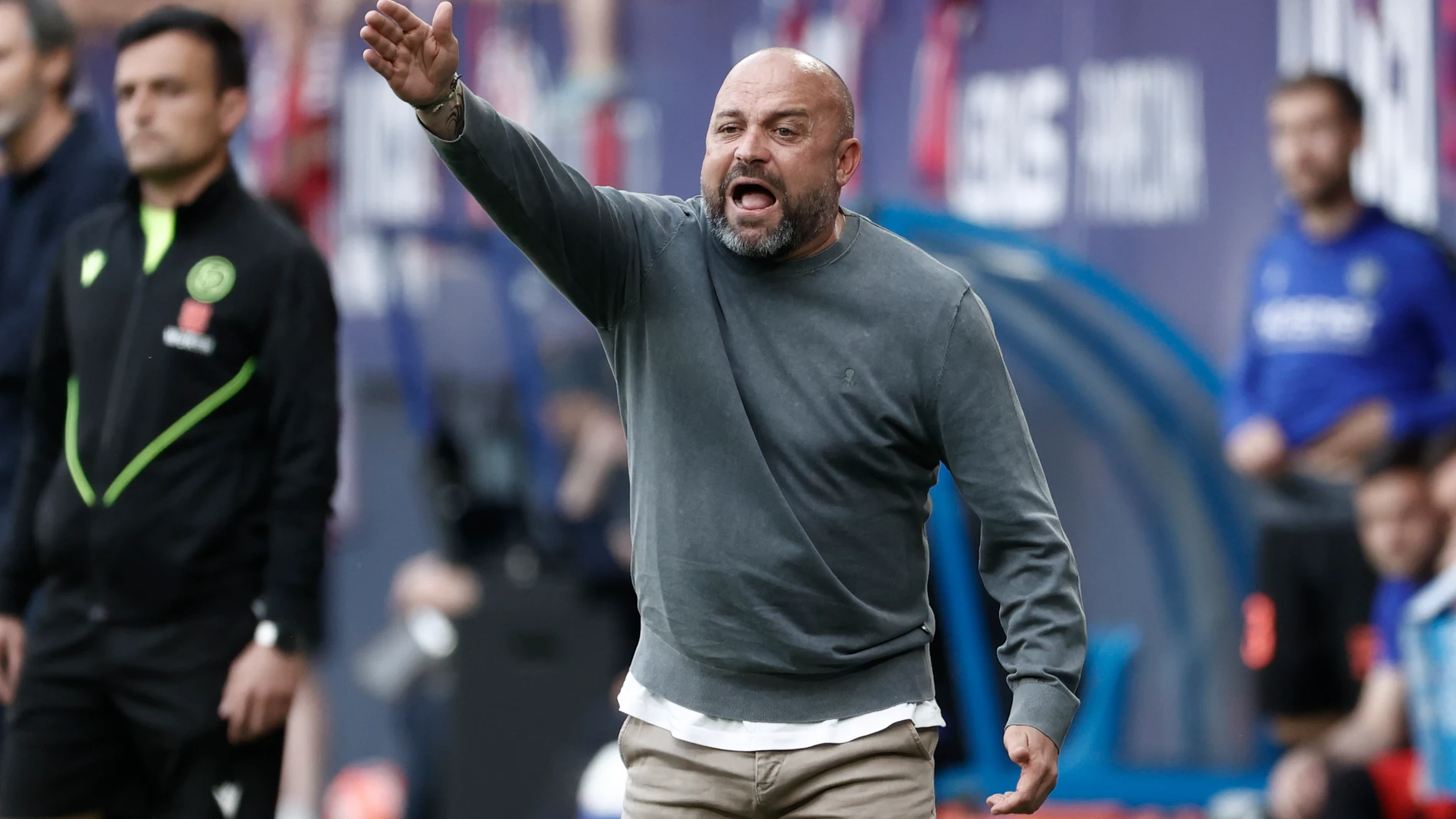 PAMPLONA, 18/05/2025.- El entrenador del Espanyol, Manolo González, durante el partido de LaLiga entre el Osasuna y el Espanyol, este domingo en el estadio de El Sadar, en Pamplona. EFE/ Jesús Diges