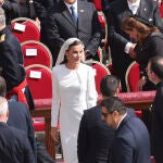 La Reina Letizia en la misa del inicio papal de León XIV con vestido blanco de Redondo Brand.