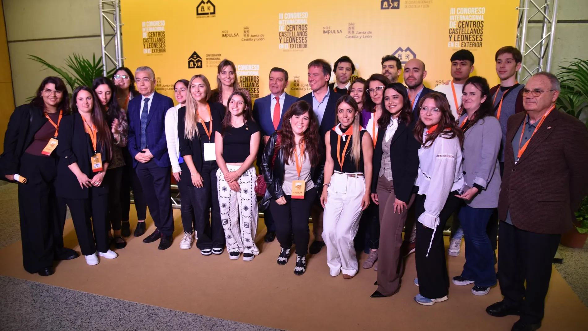 González Gago con los participantes en el foro celebrado en Burgos