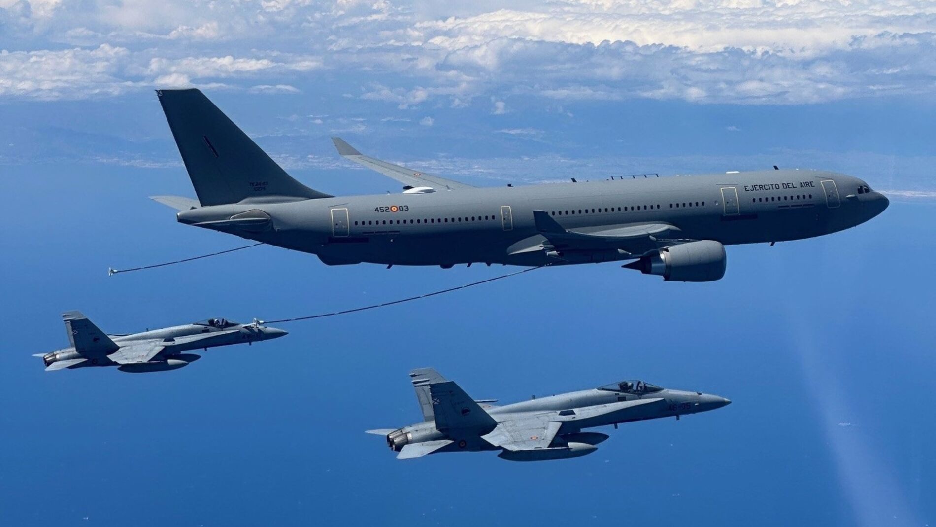 Un piloto de F-18 del Ejército revela qué se siente al volar un caza: "El peligro siempre está ahí, pero te sientes el rey del mundo"