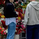 Dos personas en un puesto del Mercado de Flores de Tirso de Molina