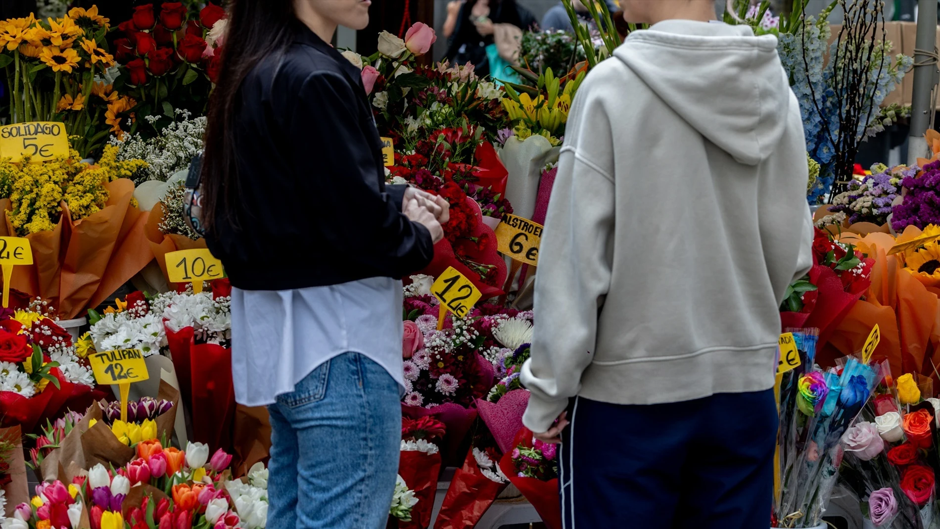 Dos personas en un puesto del Mercado de Flores de Tirso de Molina
