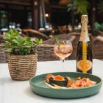 Chandon abre una terraza efímera en Gavà Mar con talleres, música y tapas de autor