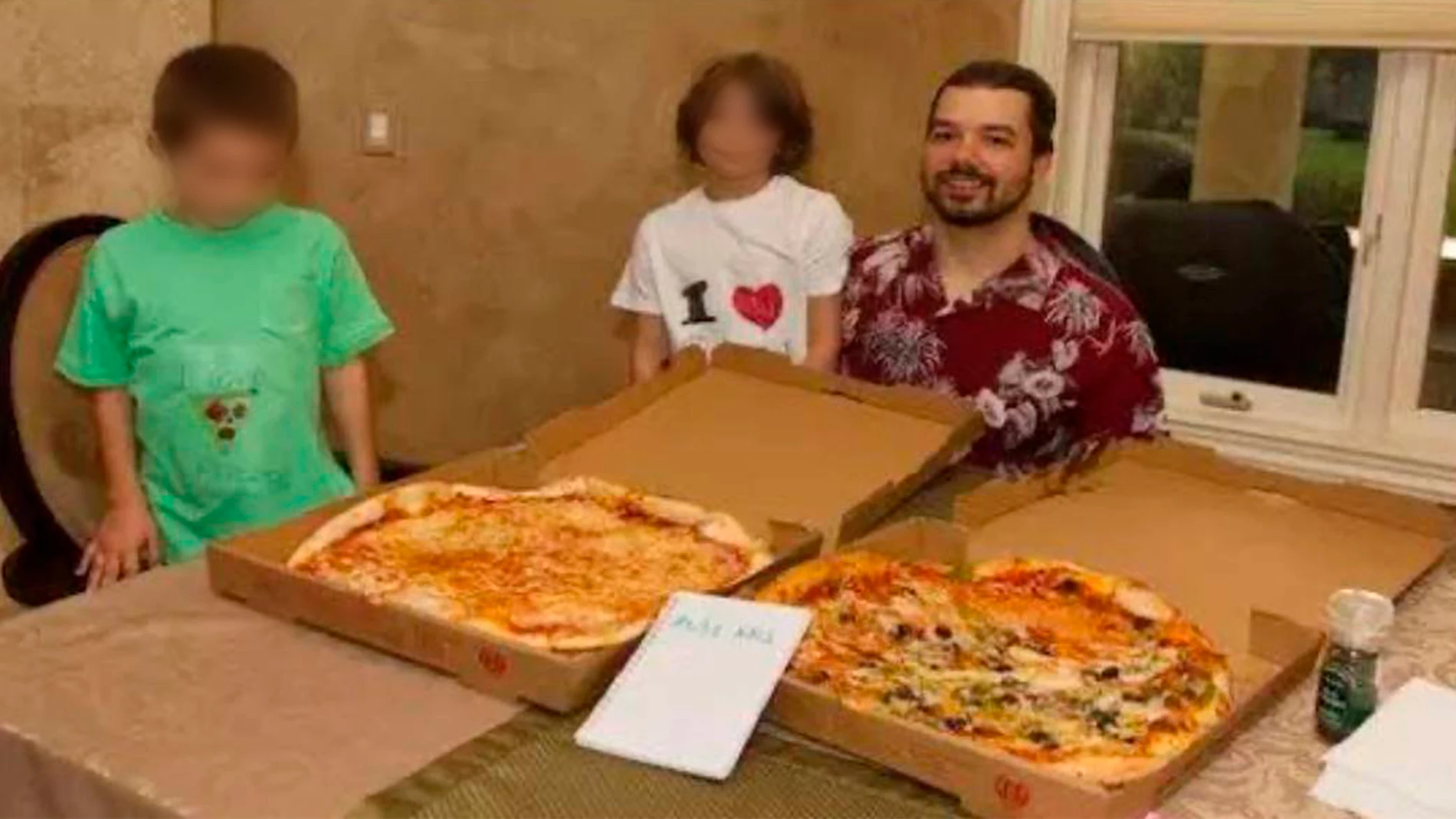 Laszlo Hanyecz mostrando las dos pizzas que obtuvo por 10.000 bitcoins