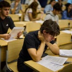 Estudiantes durante el primer examen de la EVAU en Ciudad Universitaria en Madrid