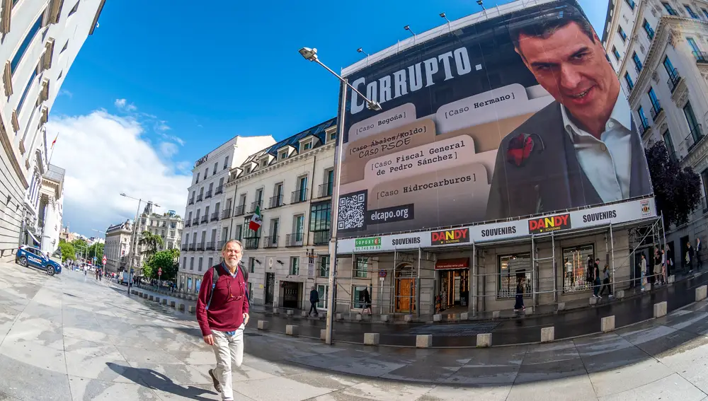 PSOE denuncia una lona frente al Congreso con la foto de Sánchez y la palabra "corrupto"