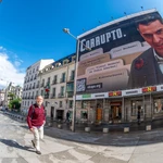 PSOE denuncia una lona frente al Congreso con la foto de Sánchez y la palabra "corrupto"