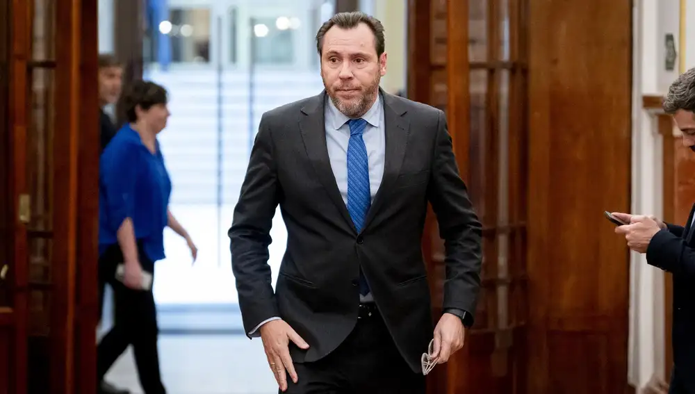 Óscar Puente afirma que no hay solicitantes de asilo durmiendo en Barajas: "Son pobres desatendidos por Madrid"