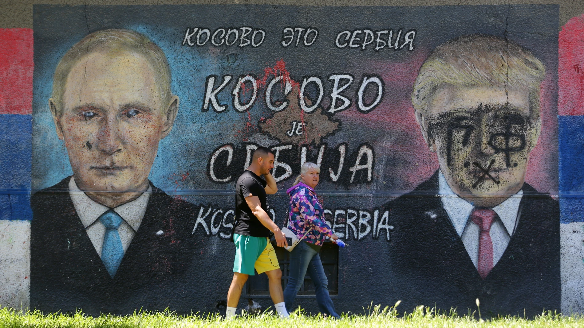 Belgrade (Serbia), 19/05/2025.- People walk past a mural depicting Russian President Vladimir Putin (L) and US President Donald Trump (R) in Belgrade, Serbia, 19 May 2025. US President Trump is set to urge Russian President Putin to agree to a ceasefire in Ukraine during a high-stakes phone call, aiming to end the ongoing conflict amid escalating violence and international pressure. (Ucrania, Belgrado) EFE/EPA/ANDREJ CUKIC