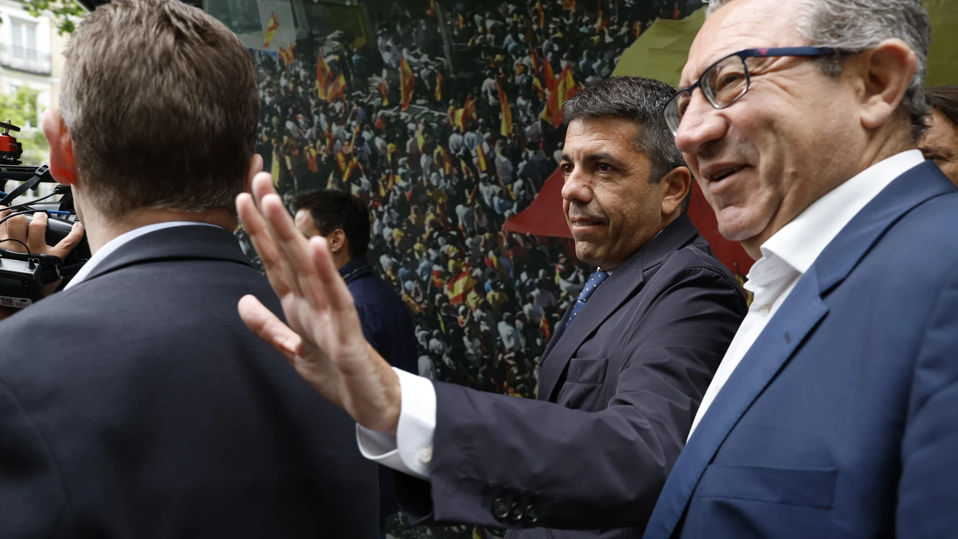 El presidente de Valencia, Carlos Mazón (c) a su llegada este lunes a la reunión de la Junta Directiva Nacional del partido que se celebra en Madrid.