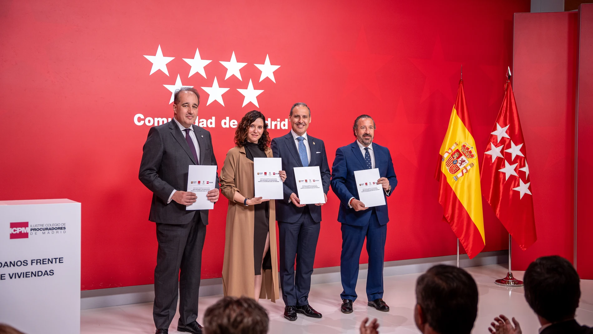 (I-D) El decano del Ilustre Colegio de Abogados de Alcalá de Henares, Ángel Francisco Llamas; la presidenta de la Comunidad de Madrid, Isabel Díaz Ayuso; el decano del Ilustre Colegio de la Abogacía de Madrid, Eugenio Ribón y el decano del Ilustre Colegio de Procuradores de Madrid, Alberto García, durante el acto de firma entre la Comunidad de Madrid y los decanos de los colegios de abogados y procuradores, un protocolo de actuación frente a la ocupación ilegal de las viviendas, en la Real C...