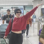 Melody y su look de aeropuerto en Sevilla.