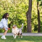 Una joven juega con su perro en el parque