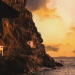 La cala secreta más bonita de España para perderte este verano: casas blancas escondidas en una cueva junto al mar
