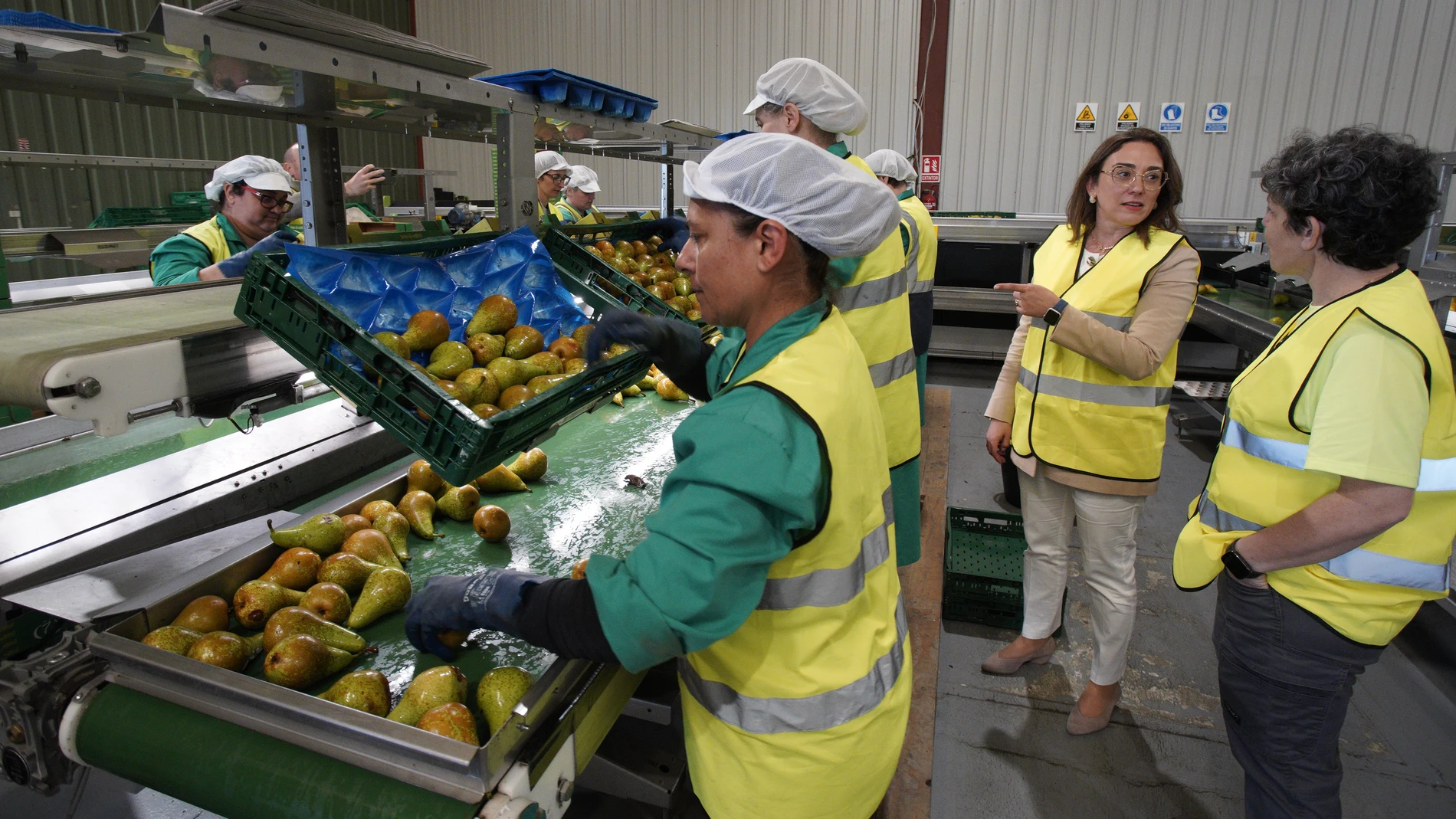 González Corral durante una visita a una empresa agroalimentaria de la comunidad