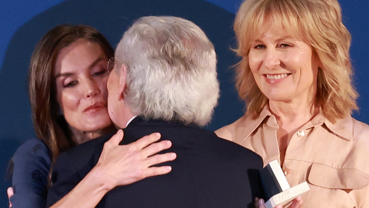 La Reina Letizia y su cariñoso abrazo a Fernando Ónega, padre de su íntima amiga