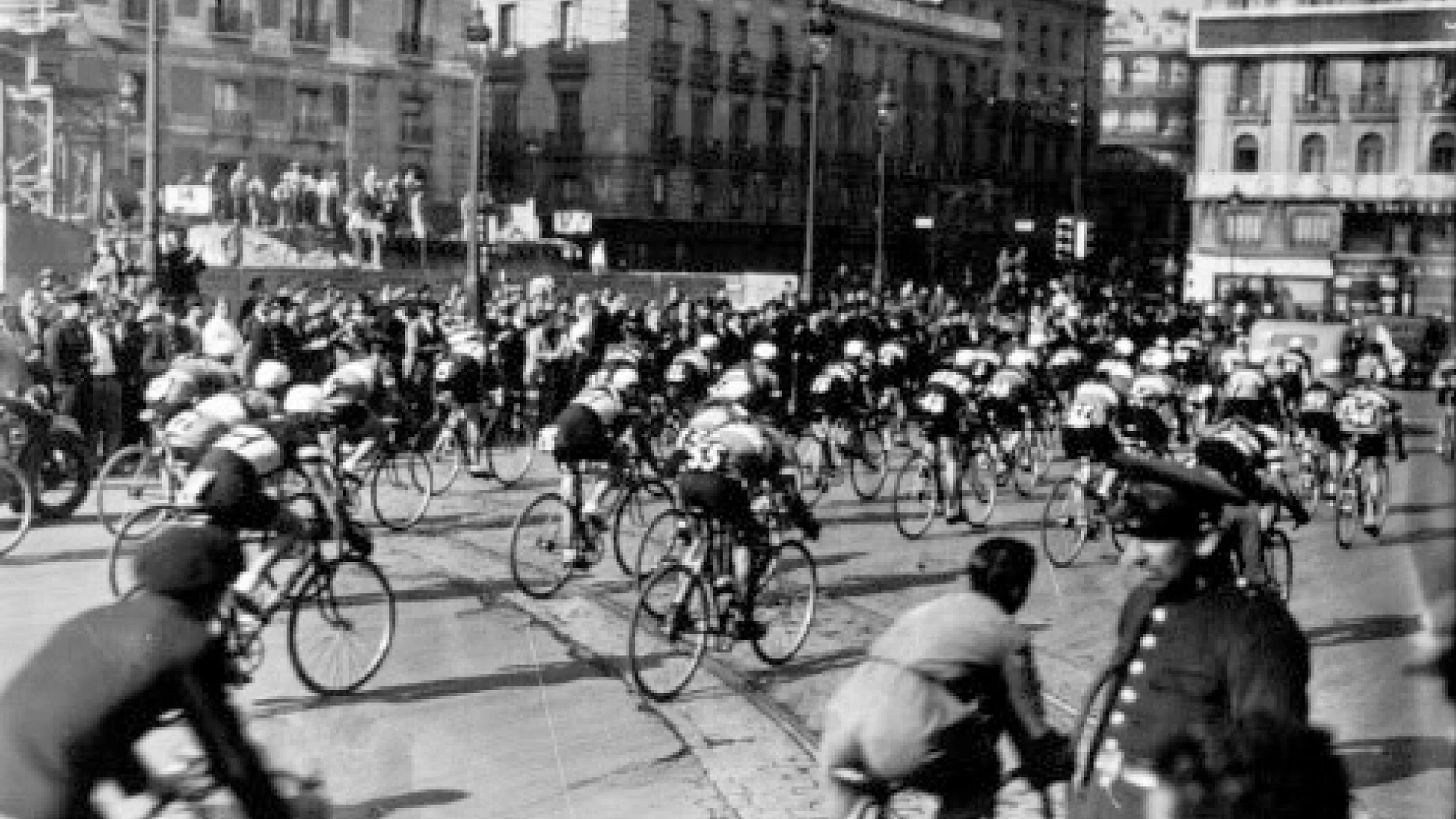 Fotografía histórica de la Vuelta a España de 1935 arrancando en Madrid
