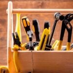 Ofertas top en Amazon hoy: silicona negra Fischer, adhesivo Pattex y caja de herramientas Stanley por menos de 10 euros