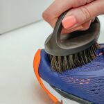 Sin vinagre ni lavadora: el truco sencillo de los expertos en limpieza para lavar tus zapatillas sin dañarlas