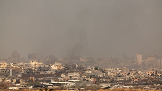 Columnas de humo por los bombardeos israelíes en el norte de la Franja de Gaza