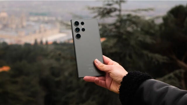 La parte trasera del Samsung Galaxy S23 Ultra en color verde