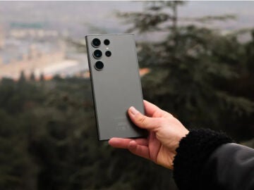 La parte trasera del Samsung Galaxy S23 Ultra en color verde