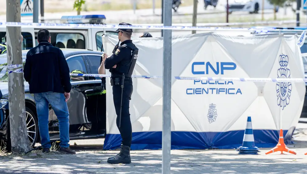 Agentes de la Policía Científica trabajan en el lugar de un asesinato
