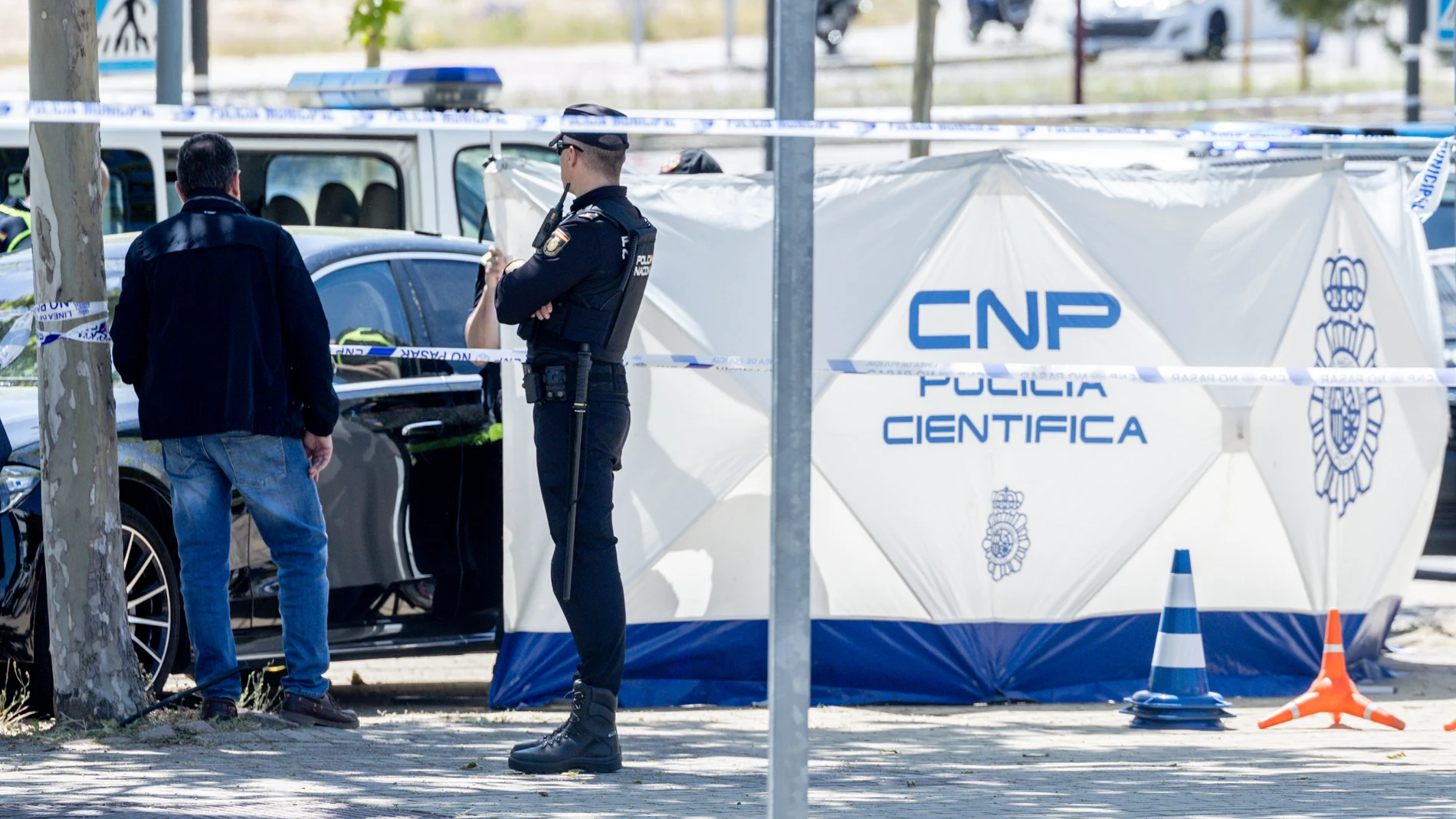 Agentes de la Policía Científica trabajan en el lugar de un asesinato