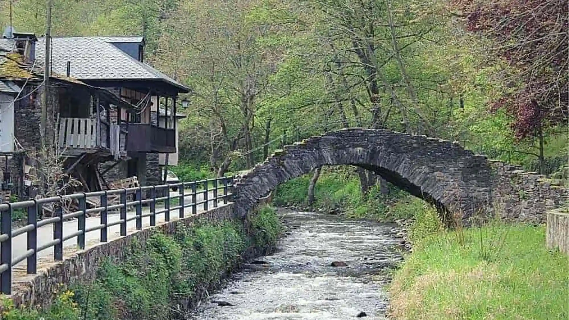 Puente sobre el río en Valdefrancos, dentro del Valle del Silencio