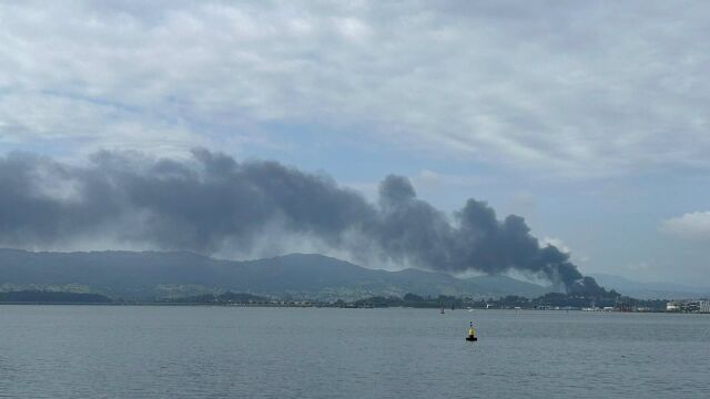 Sucesos.-AMP.- Controlado el incendio en la fundición del polígono de Camargo (Cantabria)