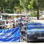 Dispositivo policial en el entorno del Colegio Americano de Pozuelo de Alarcón tras ser tiroteado un hombre a las puertas del centro