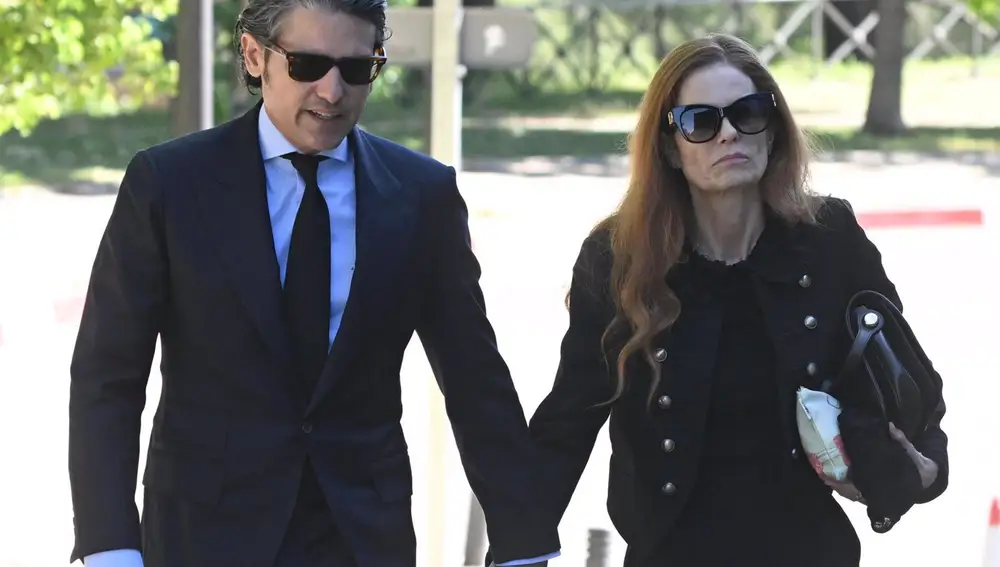 Olivia de Borbón, devastada tras la muerte de su padre, llega al tanatorio 'sostenida' por su marido Julián Porras