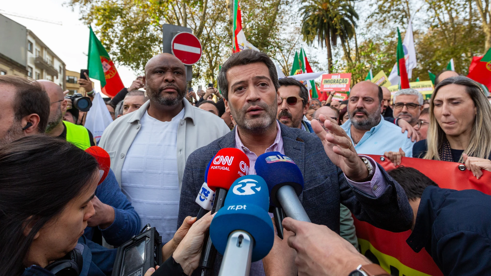 (Foto de ARCHIVO) November 23, 2024, Porto, Portugal: Chega's president, André Ventura, speaks to the press during the demonstration under the motto 'against uncontrolled immigration' and 'insecurity on the streets'. Hundreds of people gathered in PraA§a Marques de Pombal, in Porto, with drums, hundreds of Portuguese flags and posters to demonstrate against what they describe as uncontrolled immigration and insecurity on the streets. Europa Press/Contacto/Diogo Baptista 23/11/2024 ONLY FOR...