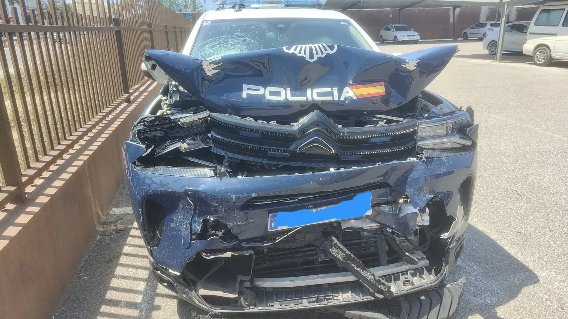 Los daños del coche de la Policía Nacional que fue embestido por el borracho