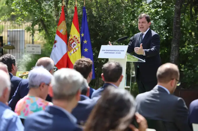 Mañueco exige al Gobierno la electrificación de la línea férrea de Salamanca con Portugal y el desdoblamiento de la N-122 desde Zamora hasta la Raya Mañueco exige al Gobierno la electrificación de la línea férrea de Salamanca con Portugal y el desdoblamiento de la N-122 desde Zamora hasta la Raya