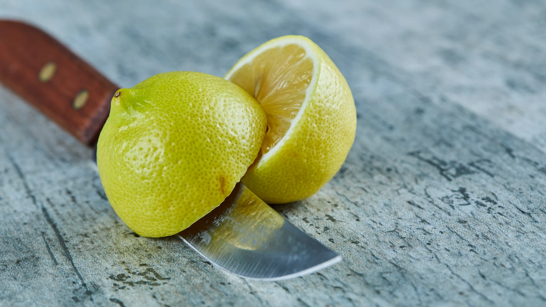 Guarda las cáscaras del limón: el repelente natural con el que puedes proteger a tus plantas