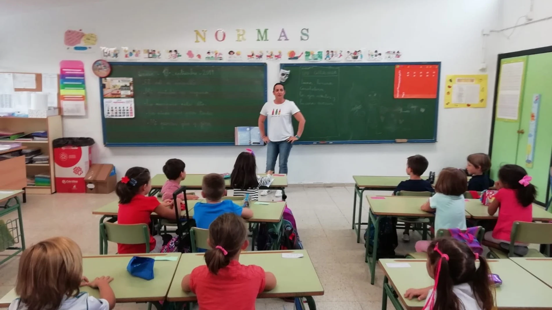 Una profesora da clases a alumnos de Primaria en un colegio público de Córdoba.EUROPA PRESS21/05/2025