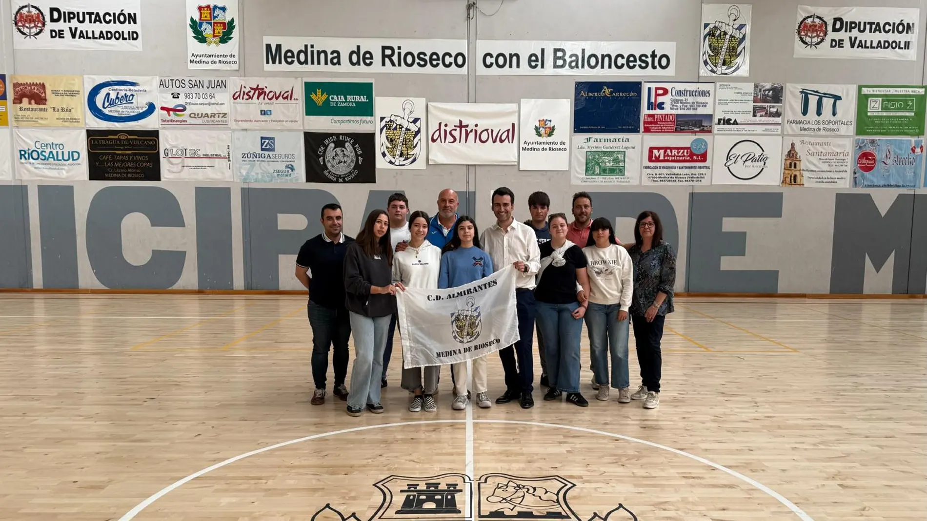 El alcalde de Medina de Rioseco, David Esteban, juntoa los representants de el CD Almirantes