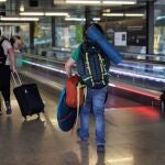 Los consumidores europeos denuncian a Ryanair, Vueling y otras aerolíneas por cobrar equipaje de mano