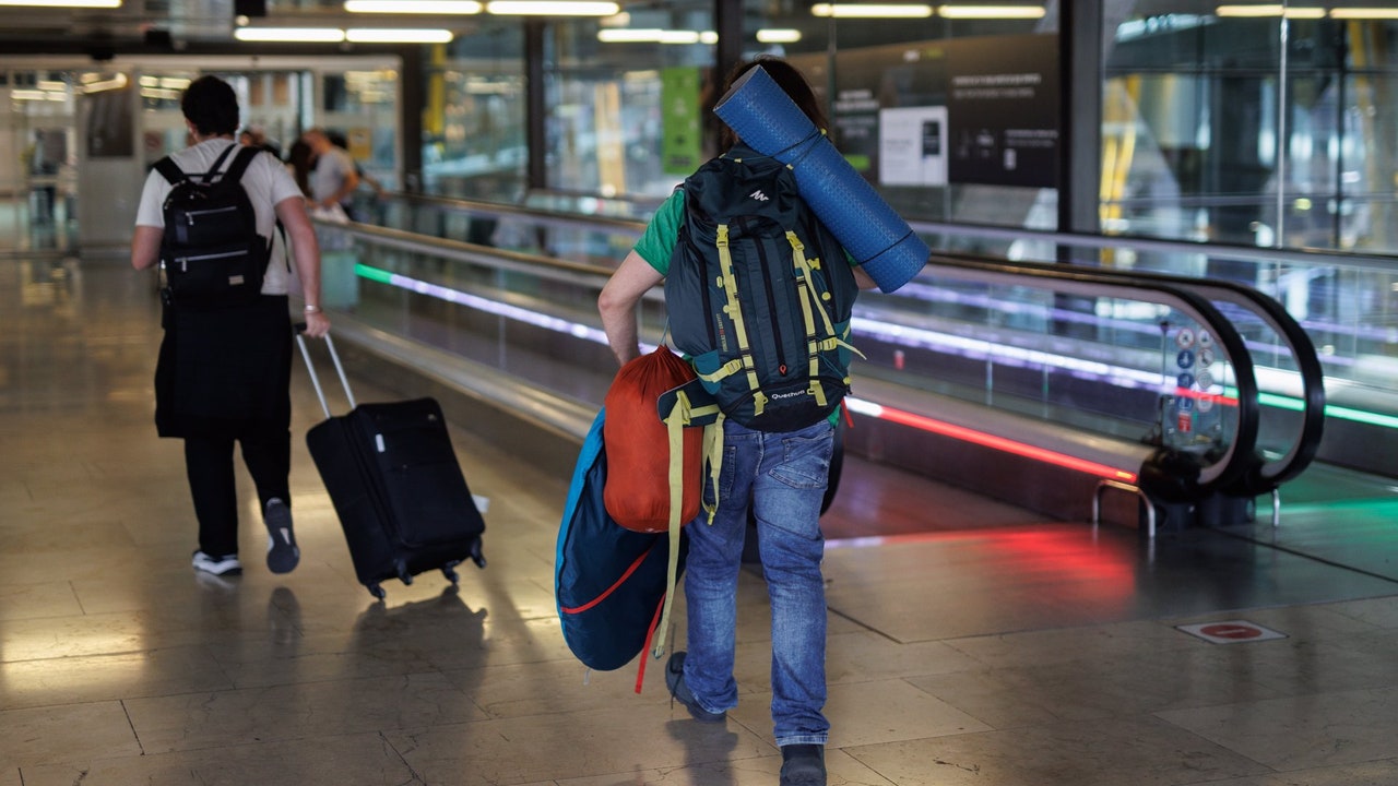 Bruselas se pone de parte de las aerolíneas y expediente a España por impedirlas cobrar por el equipaje de mano y multarlas