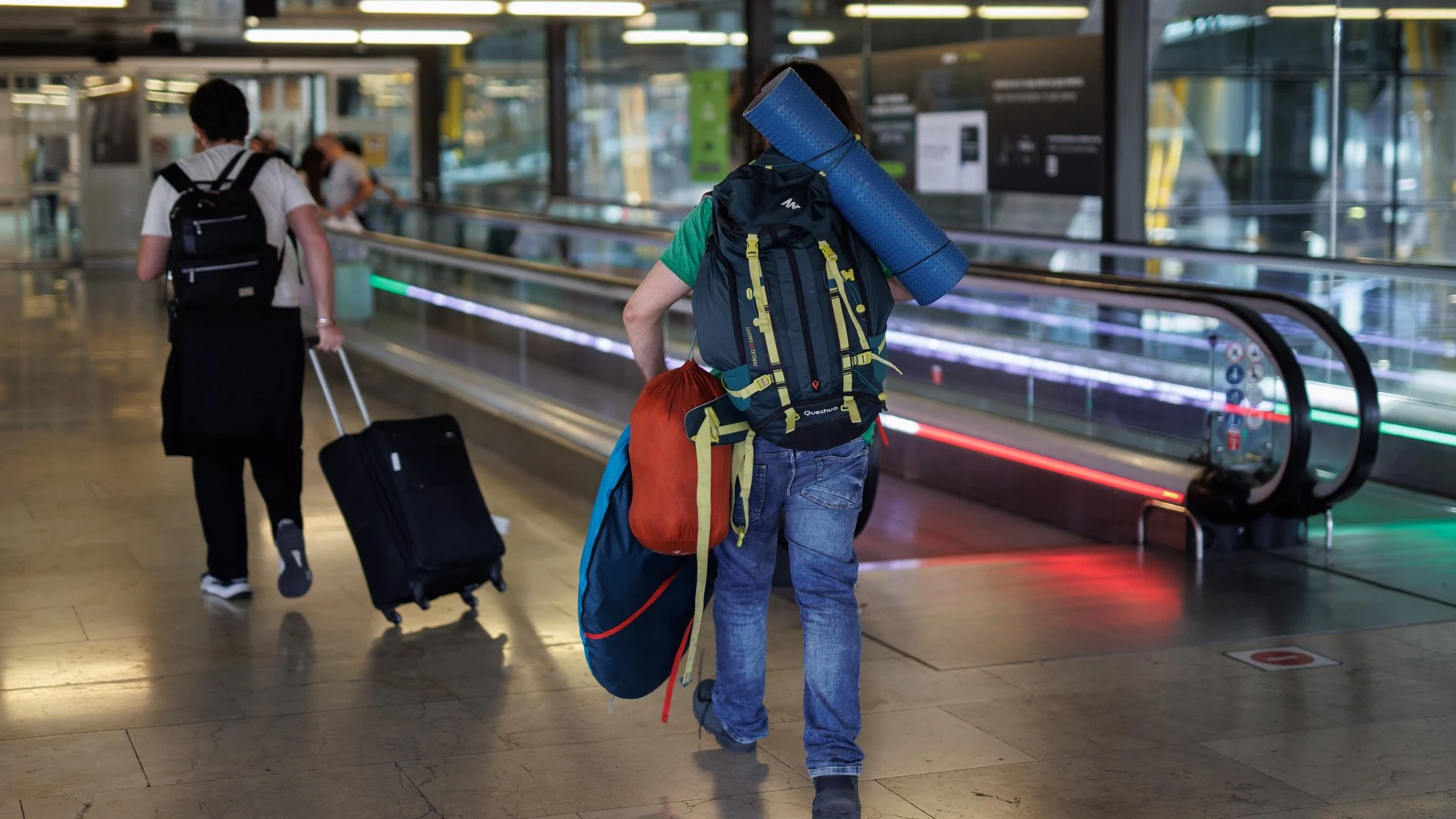 Los consumidores europeos denuncian a Ryanair, Vueling y otras aerolíneas por cobrar equipaje de mano