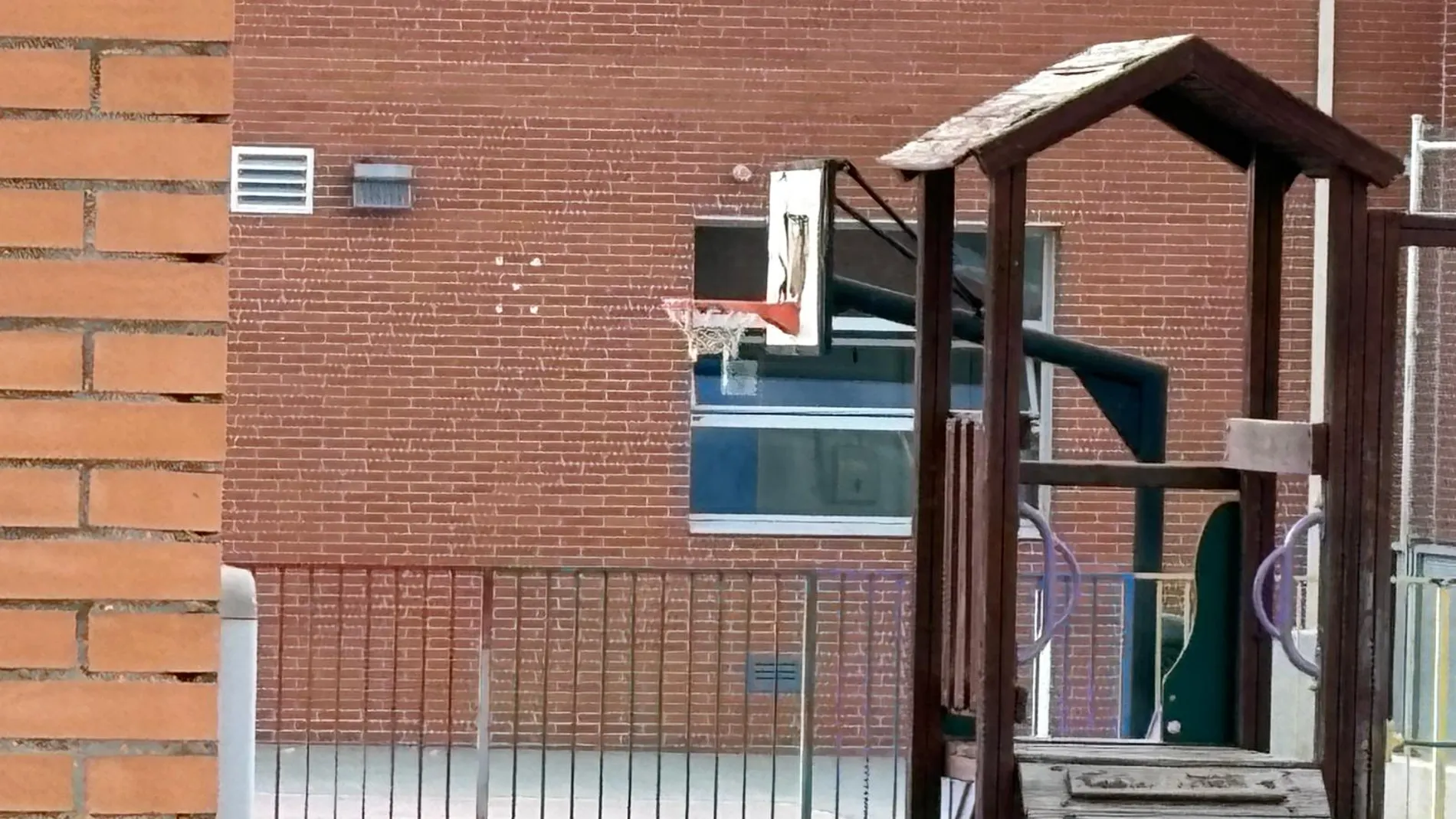 Alumnos de un colegio de Coslada: «Nuestra canasta se cae a trozos»