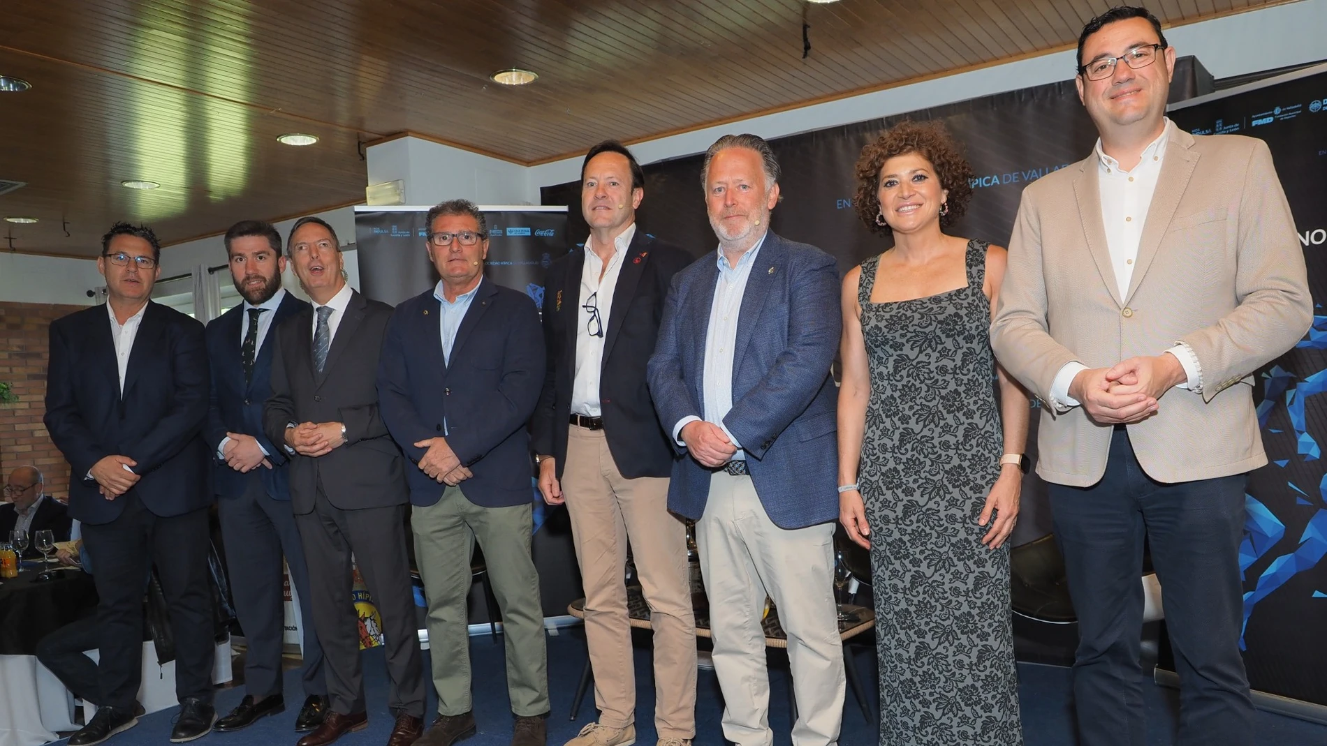 Los presidentes Juan Carlos Martín 'Hansen, Jorge Calleja 'Hollister' y Rian Butcher, junto a las autoridades y el presidente de la APDV, Guillermo Velasco