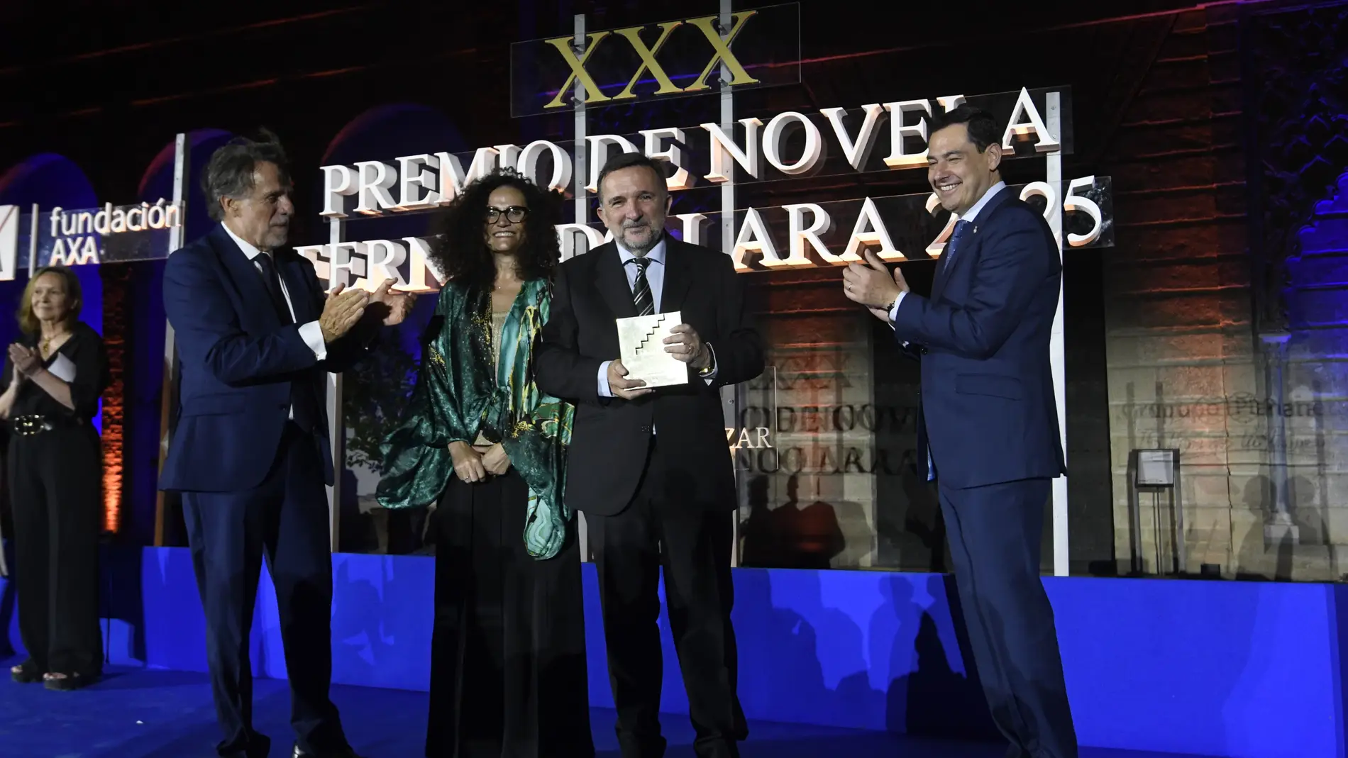 El autor Sergio Vila-Sanjuán recibe el Premio Fernando Lara de Novela de manos de José Creuheras, Olga Sánchez y Juanma Moreno