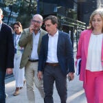 Almeida se reúne con el presidente de Aena para tratar de desencallar la situación en Barajas