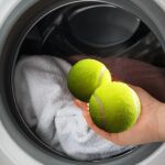 Por qué hay que meter dos pelotas de tenis en la lavadora al hacer la colada