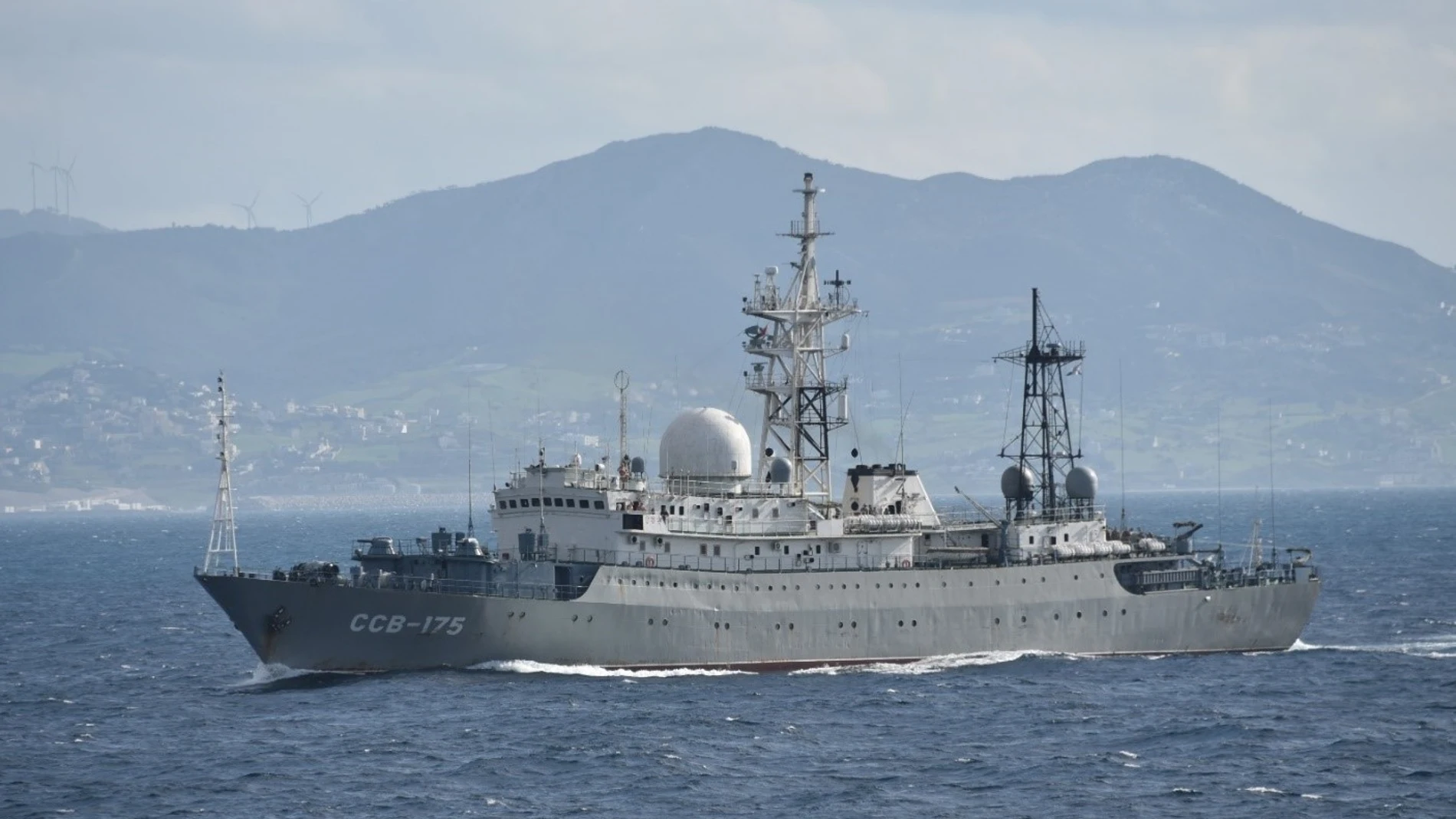 El buque ruso "Victor Leonov", uno de los vigilados por la Armada