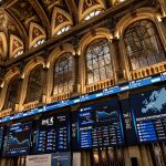 VÍDEO: El Ibex 35 consigue cerrar la semana en positivo (+0,2%) y en los 14.100 tras moderar la caída de hoy al 1,1%